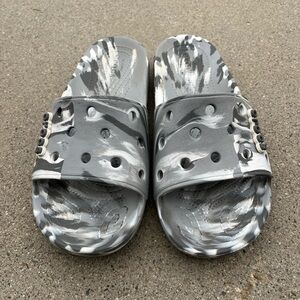 Iconic Crocs Comfort unisex slip-ons sandals. women’s 8, men’s 6. EUC